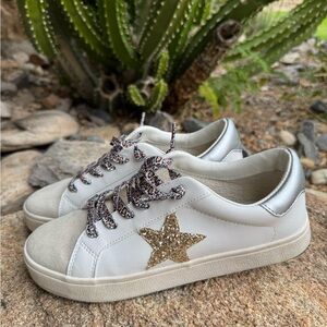 Steve Madden Pursued Sneaker Women’s 8.5M White and Gold Star Leopard Laces